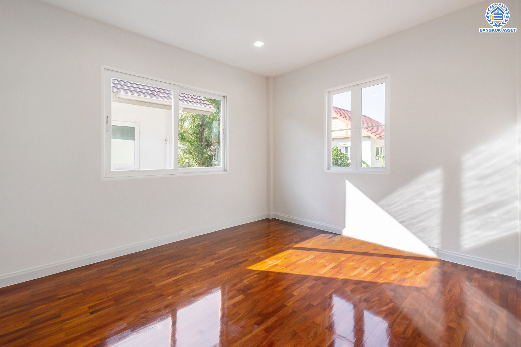 บ้านมือสองตกแต่งใหม่ ม.ลัดดารมย์ วัชรพล แบรนด์ Q.House เนื้อที่ 85.9 ตร.ว. ฟังก์ชัน 4 ห้องนอน 4 ห้องน้ำ จอดรถได้ 2 คัน Facilities ครบครัน บนทำเลเชื่อมต่อหลายเส้นทาง ถ.รามอินทรา ถ.สายไหม และถ.พหลโยธิน ใกล้สนามบินดอนเมือง ทางด่วน "ศรีรัช" และ "เซ็นทรัลรามอินทรา"